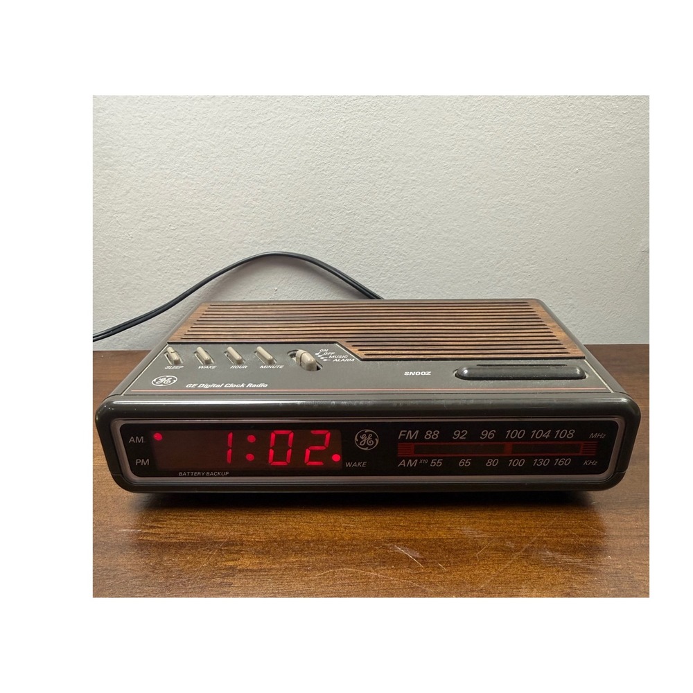 GE Digital Clock Radio Vintage AM FM Woodgrain Alarm Red LED 7-4812A Brown